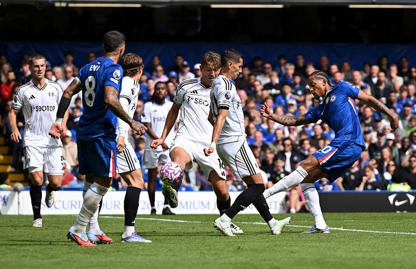 Новини спорту - Рефері матчу Челсі-Фулгем закрив очі на одну гру рукою, допомігши другій