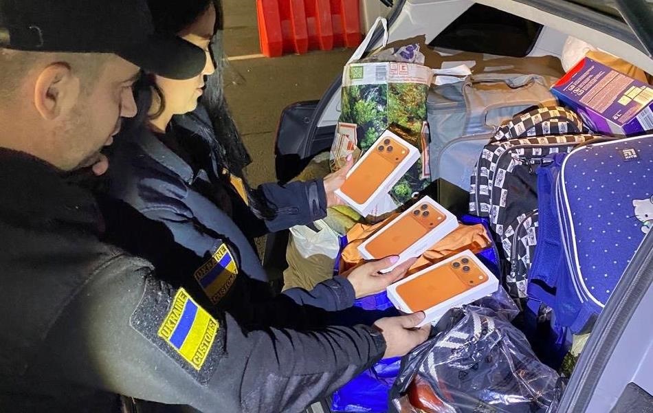 Новини України - Митники зупинили спробу контрабанди IPhone 17