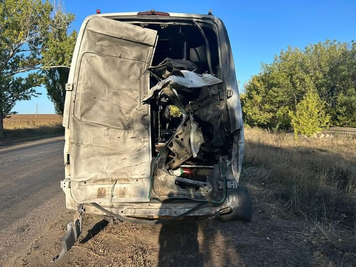 Новини України - На Донеччині дрон РФ поцілив по мікроавтобусу, троє поранених