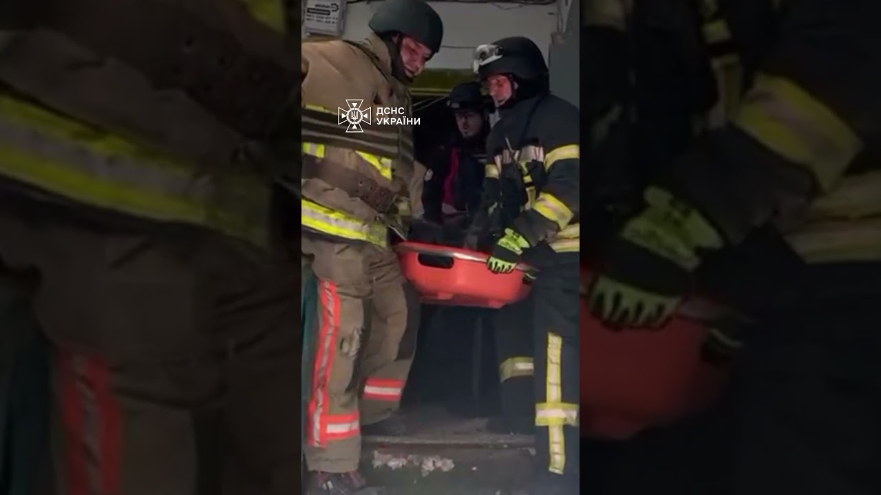 Кадри з деблокування з-під завалів тіло літнього чоловіка з будинок у Запоріжжі