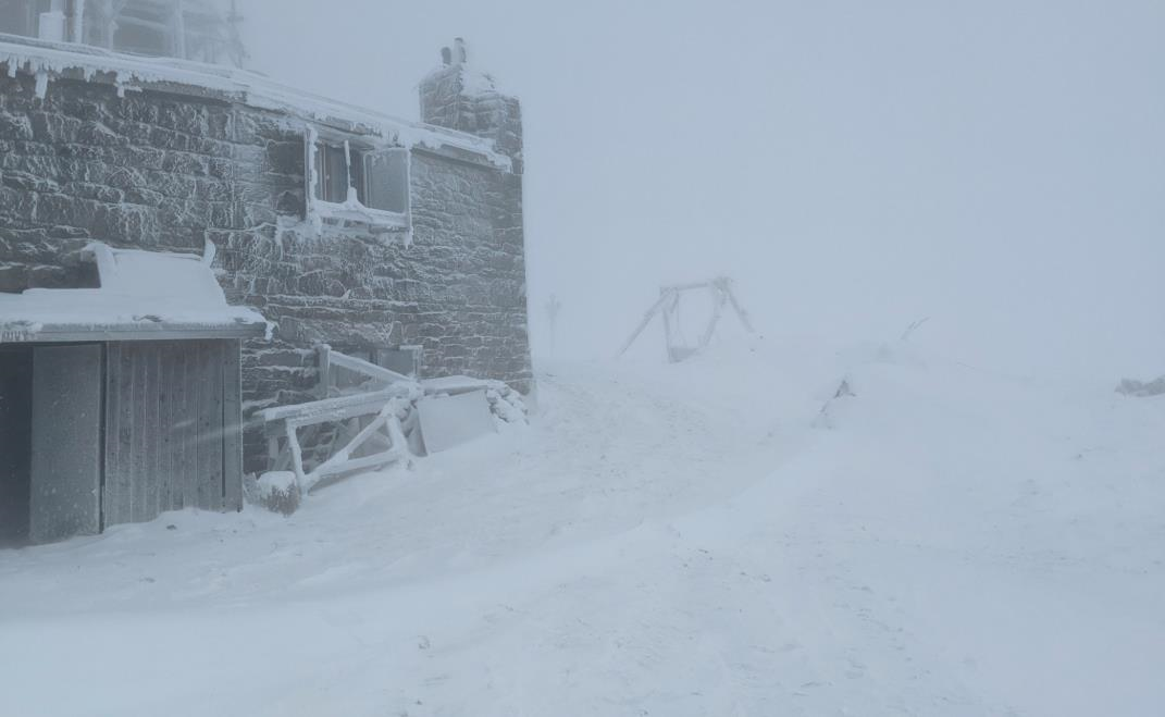 Новини України - У Карпатах намело пів метра снігу й вдарив мороз