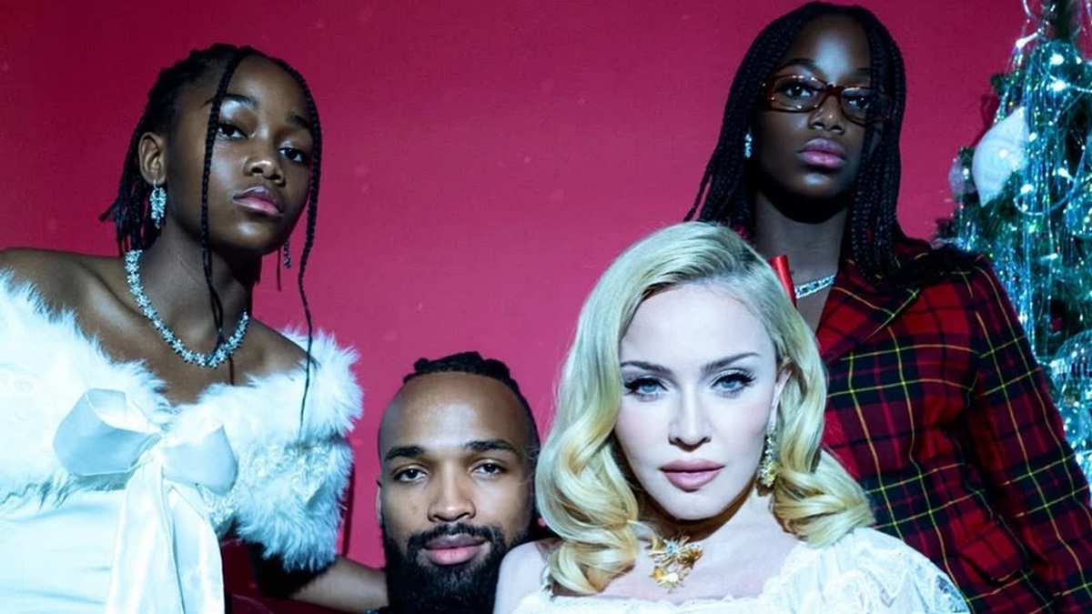 Новини культури - Мадонна з молодшими доньками влаштувала різдвяну фотосесію